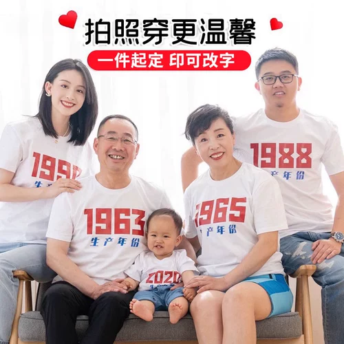 Семейство инсталляции родителей из трех четырех семейных портрет с коротки