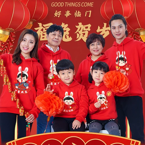 Семейный портрет -родительский инсталляция в зимне. Семья из трех, четырех майско -юношеских красных драконов, Новый год, Свитер по семейной одежде для Нового года