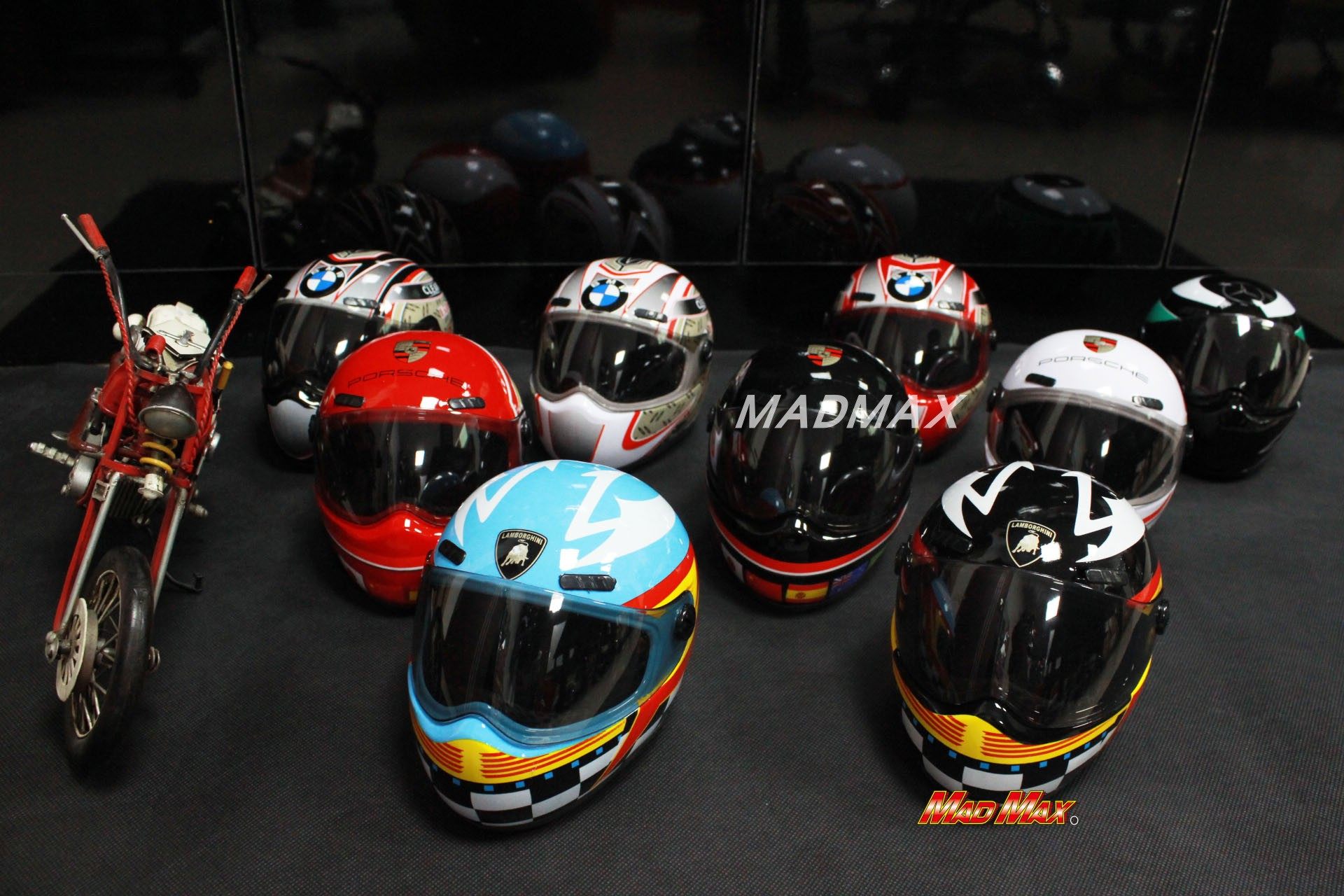 Locomotive safety helmet swing piece with type handsome and delicate gift model Mortravel tail case dolls decorated with small helmets