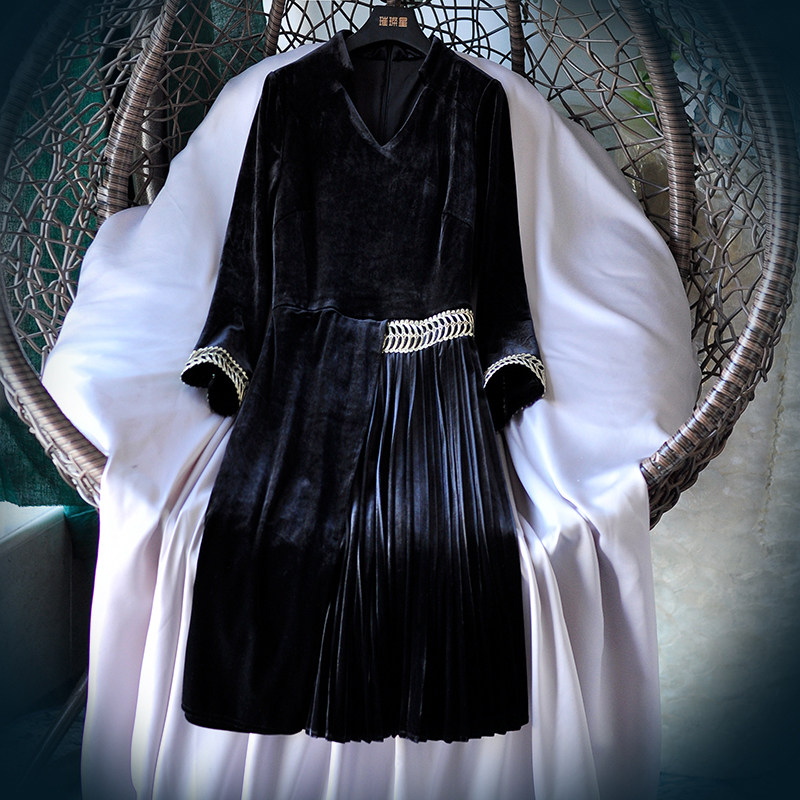 Highly recommend a different kind of exquisite 2020 autumn new vintage pleated V-neck velvet slim dress dress