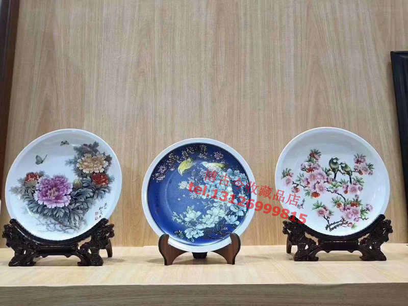 The three unique porcelain plates of famille rose, the porcelain plate, the flowers bloom, the national color, the fragrance, the water point, the peach blossom disc ornaments collection