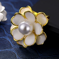 Golden Hill Camellia (позади игла)