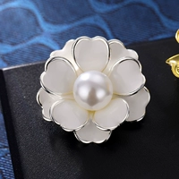 Silver Hill Camellia (позади игла)