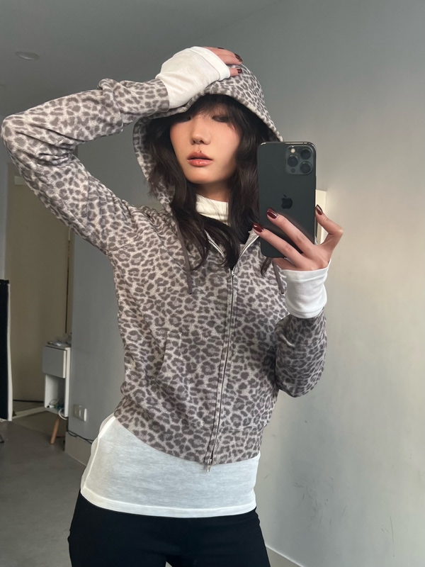 In Stock, Weeeechan Leopard Print Brushed Sweater with Vintage Wash, Fitted Hooded Knit Cardigan with Regular Shoulders