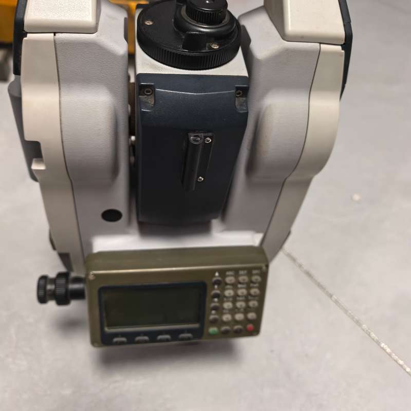 华星HTS-221R4免棱镜全站仪怎么选？2026年光电补偿与长待机实测解析