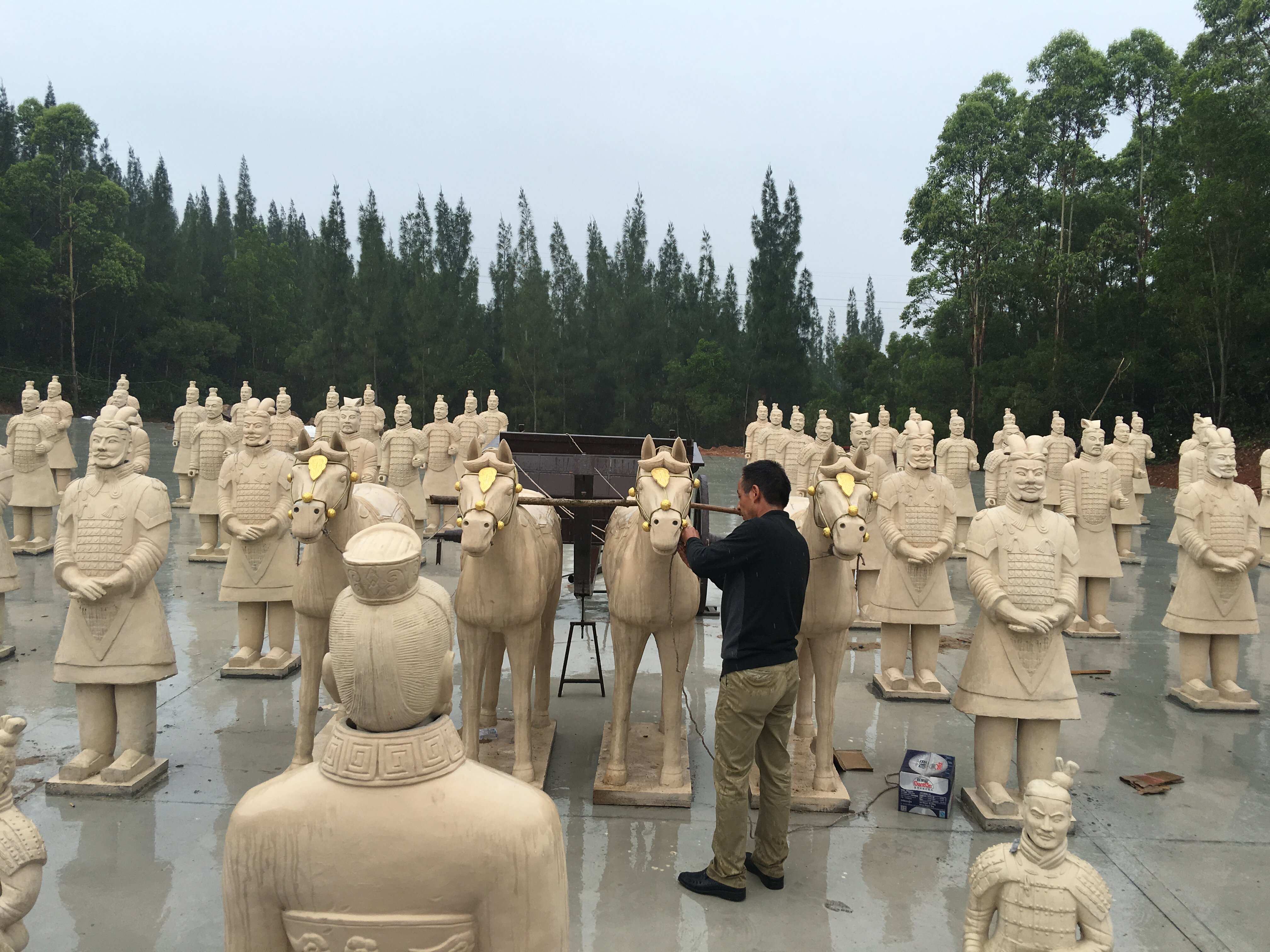 The Terracotta Warriors of the Terracotta Warriors Show the Terracotta Warriors and Terracotta Army Soldiers Parade Tourist Attractions Landscape Furnishing Terracotta Warriors