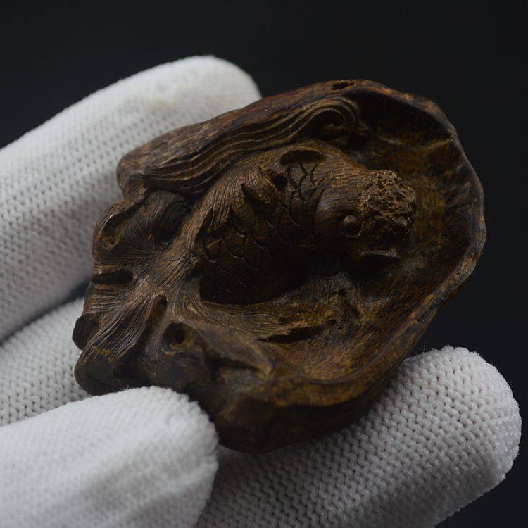 The sunken fragrant wood carving goldfish is more than a year old