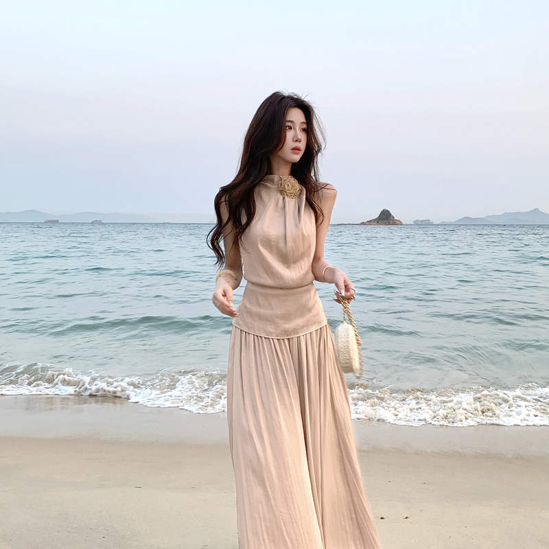 Muzi Li's Mature and Elegant Style Sleeveless Halter Neck Tie Waist Top with Drapey Wide-Leg Pants Satin Suit for Summer
