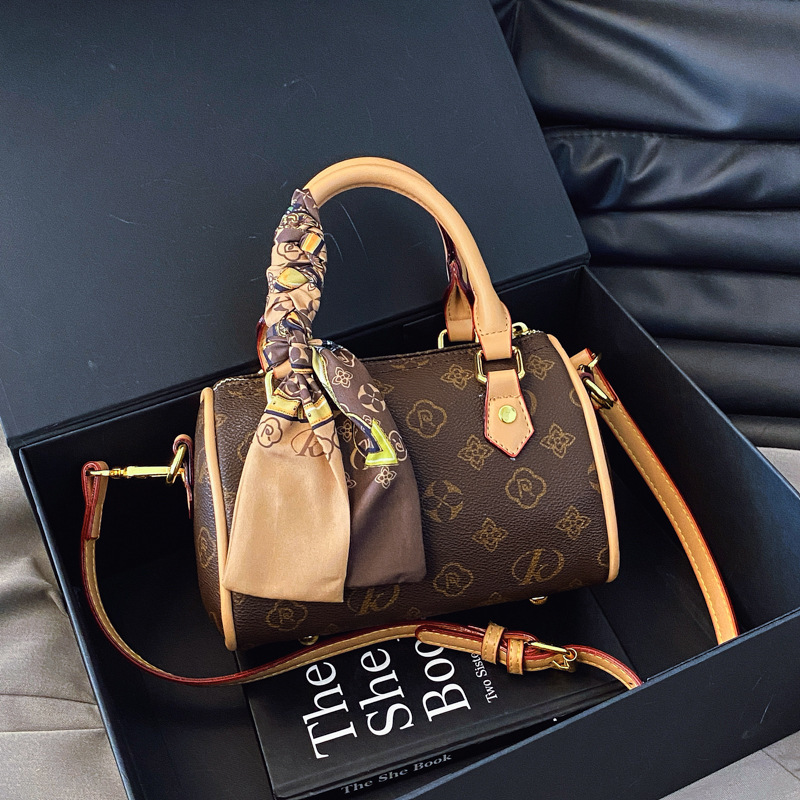 This Year's Trendy Super-Popular Bags for Women Have a High-End, Light Luxury Feel, Featuring Monogrammed Pillow-Shaped Handbags, Versatile Crossbody Bags, and Are Suitable for Foreign Trade and Cross-Border Sales This Year's Trendy Super-Popular Bags for Women Have a High-End, Light Luxury Feel, Featuring Monogrammed Pillow-Shaped Handbags, Versatile Crossbody Bags, and Are Suitable for Foreign Trade and Cross-Border Sales