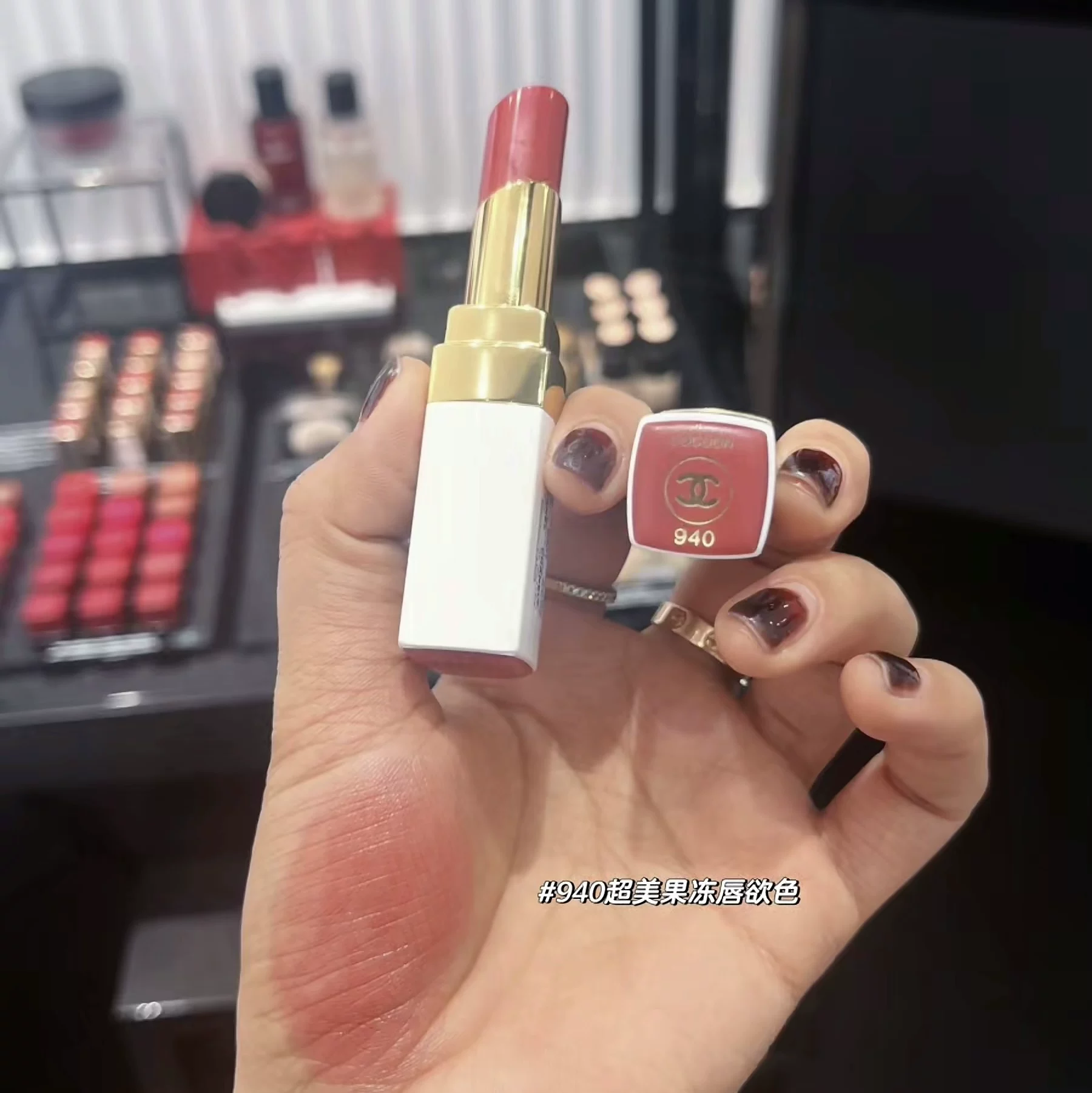 Помада CHANEL белый тюбик, несколько оттенков, 0,035 кг компактная