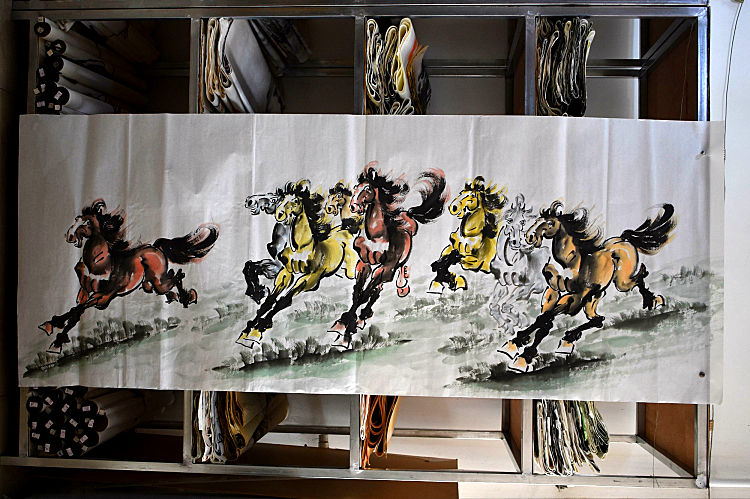 Meiqi Painting Academy small six feet 1 8 * 0 7 meters eight horse tiger eagle pure hand-painted Chinese painting special price color horse