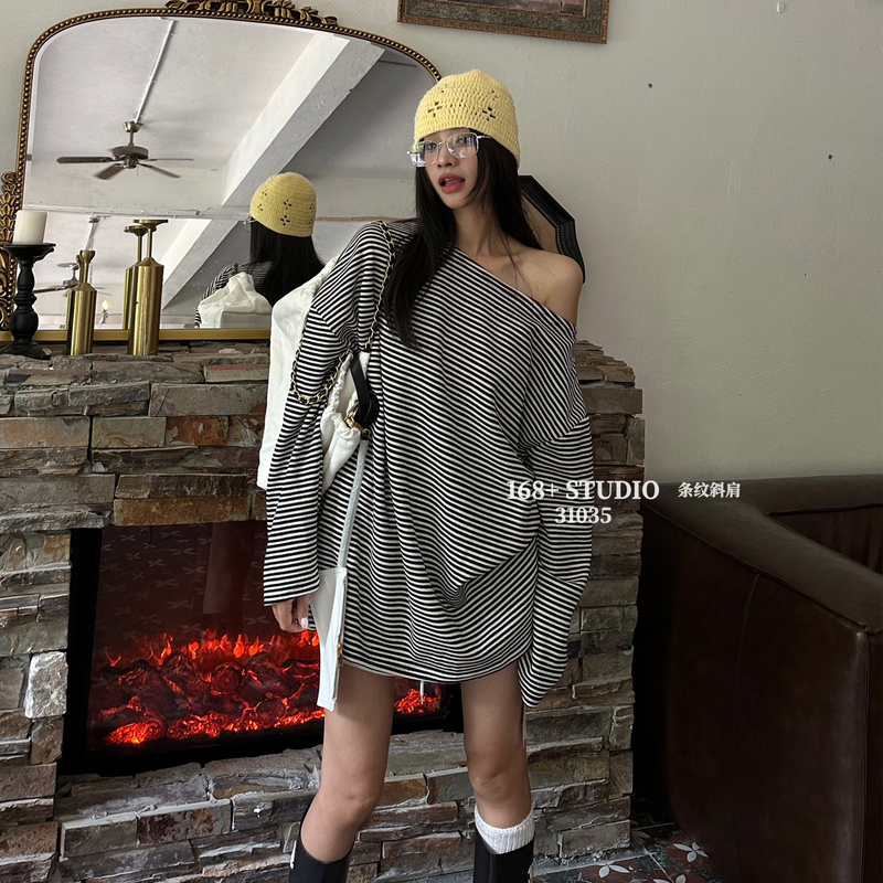 Striped Long-Sleeved Top for Women with Asymmetrical Shoulder Design, Loose and Lazy Style, Mid-Length, Off-Shoulder, Sexy T-Shirt That Covers the Buttocks Striped Long-Sleeved Top for Women with Asymmetrical Shoulder Design, Loose and Lazy Style, Mid-Length, Off-Shoulder, Sexy T-Shirt That Covers the Buttocks