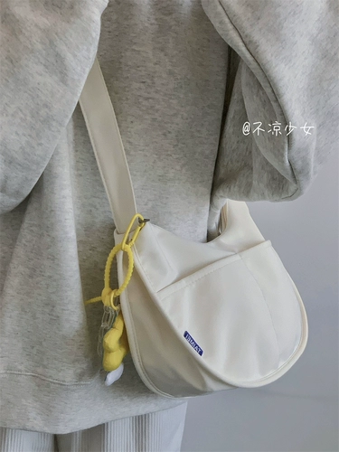 夏天斜挎包女高级感小众夏季帆布挎包日系百搭休闲饺子包2023新款