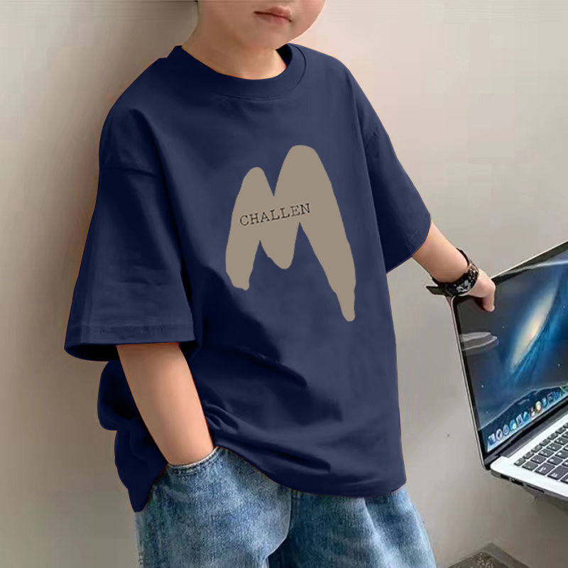 純綿製の男の子用半袖Tシャツ。ゆったりとした着心地で、夏に最適。男の子や年長の子供向けのスタイリッシュなサマートップスです。