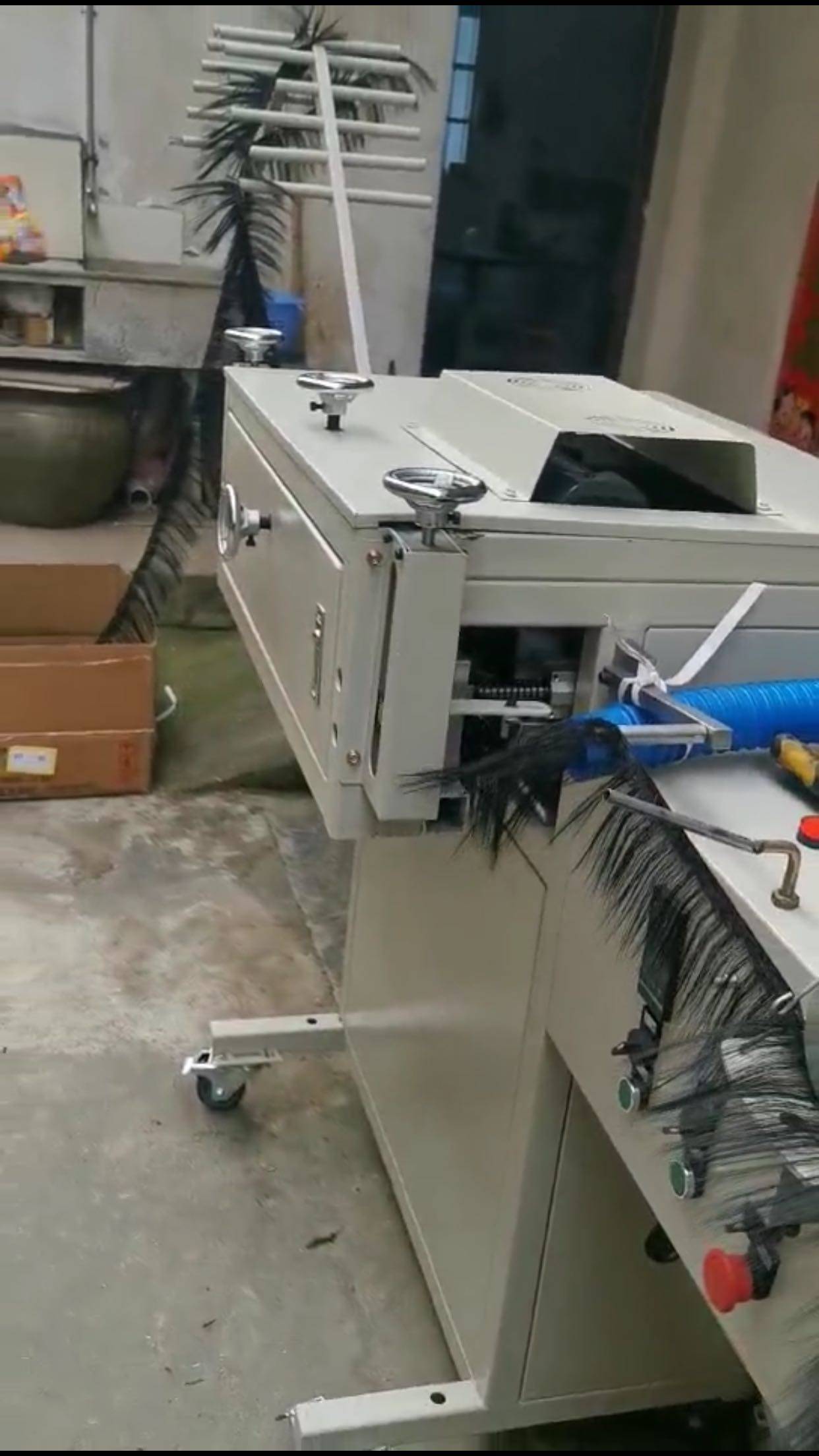 Fully automatic wig inverted wool machine production machining mechanical equipment One hair logistics spot speed hair