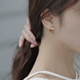 Черные шахматы, небольшие дизайнерские серьги, серебро 925 пробы, тренд сезона, коллекция 2022, новая коллекция, изысканный стиль