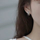 Черные шахматы, небольшие дизайнерские серьги, серебро 925 пробы, тренд сезона, коллекция 2022, новая коллекция, изысканный стиль