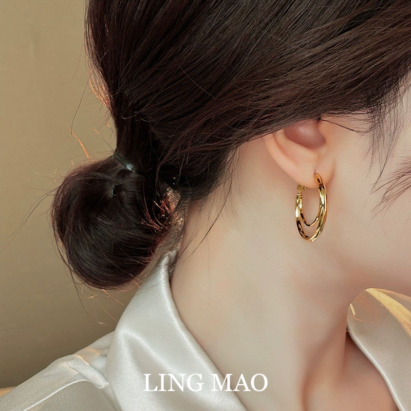 Золотые серьги, стиль легкой роскоши, стиль высокого качества, яркий запоминающийся стиль