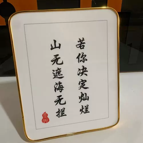 Обучение очень сложно, настаивая на том, что студенты - вдохновляющие висящие картины.