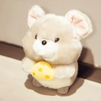 Серая крыса держит торт