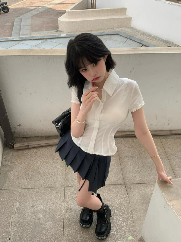 White Lace Patchwork Short-Sleeved Shirt for Women, Summer 2024 New Slim-Fit, Flattering, Niche Sweet and Spicy Girl Short Top