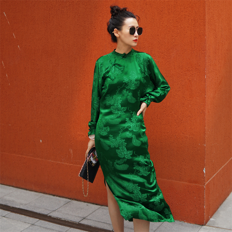 Emerald Green Jacquard Silk New Chinese-Style Cheongsam Dress with Button Closure, Slim Fit, Waist-Cinching, Slit, Fashionable H3330