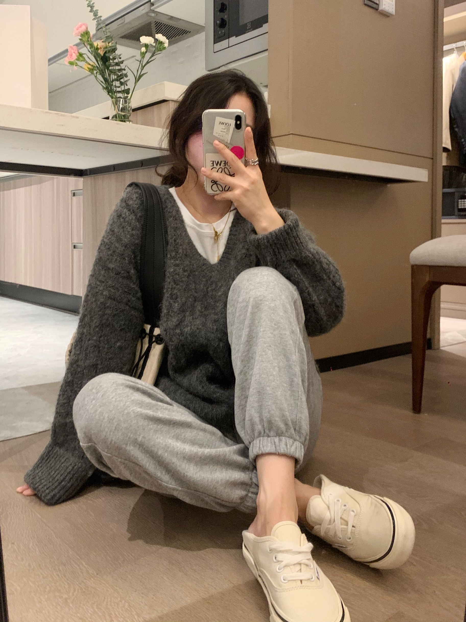 VEEE feel chao Soft waxy velvet sense V-neck twist sweater Fashion sense lazy blogger sweater