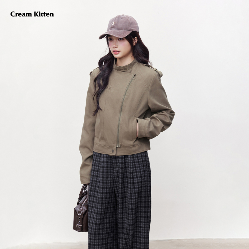 Cream Kitten Cold Brew Olive Green Stand Collar Straight Shoulder Short Jacket Women's Autumn Design Slanted Zipper Jacket