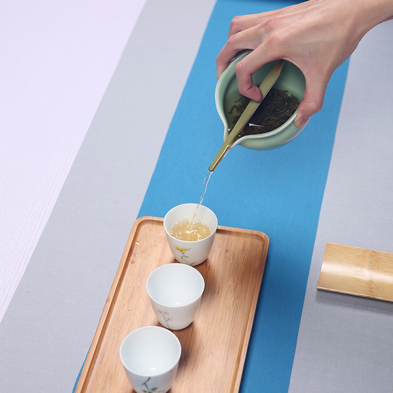 The Product porcelain sink celadon green tea. A bowl of kung fu tea bowl bowl mercifully tea tureen maojian tea tea