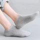 Чистые серые короткие носки