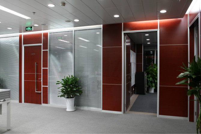 High tempered glass shutter in Beijing office with high partition wall 10 cm 12 single-glass-glass wall logo Xuanguan Wall