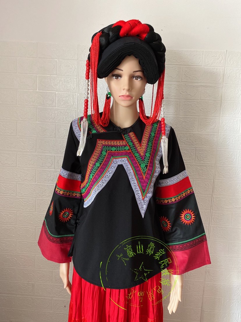 Sichuan Grand Liangshan Yi ethnic beauty Aunt traditional embroidery micro-horn sleeve blouse with new machine embroidered blouse skirt