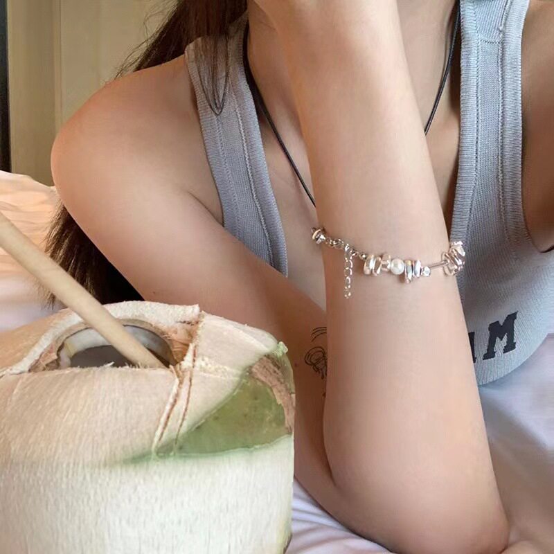 Outleys withdraw the cabinet to pick up the leak ~in small crowd design crumbling silver pearl hands and girls string of beads red