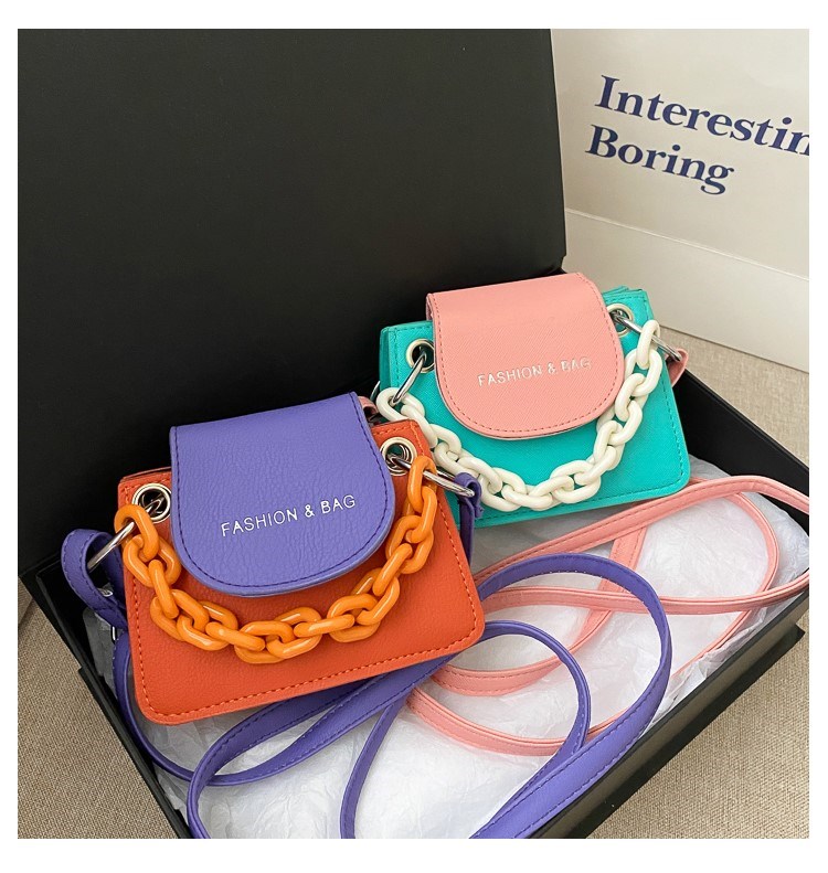 Small Solid Color Magnetic Buckle Crossbody Bag display picture 24