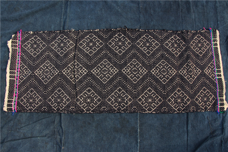 Thousands of miles of idle hands for handloom artisan artisan art embroidery old embroidered film Guangxi Zhuang to be covered with brocade carpet A103