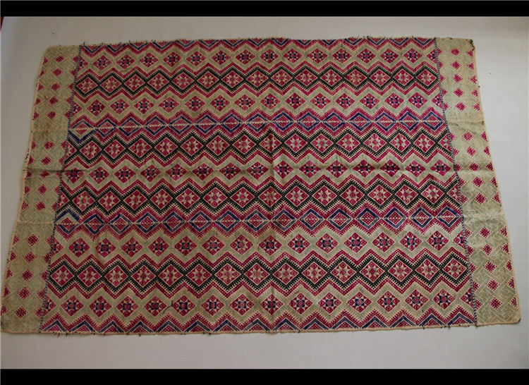 Handickov Handicrafts embroidery old embroidery piece Guangxi Zhuang family is woven with the carpet A75