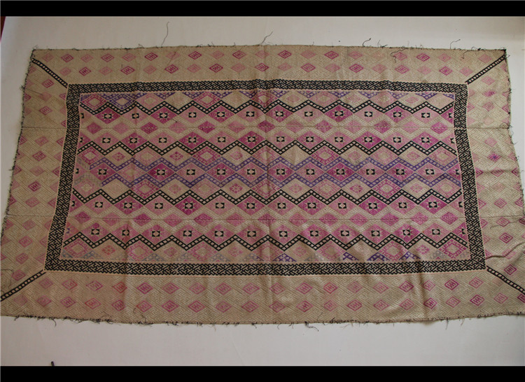 Deer Shu Hutchison handloom art work Beauty embroidered old embroidered embroidered piece Guangxi Zhuang is covered with brocade carpet A78