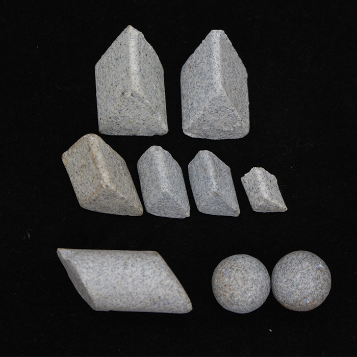 Brown corundum coarse grinding stone silicon carbide grinding stone to batch front abrasion-resistant inclined triangular polished spheres white corundum 25KG