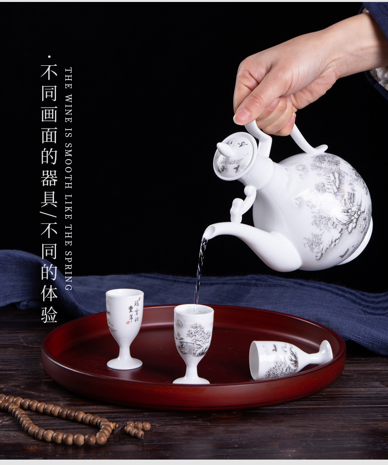 , wine suits for domestic Chinese blue and white porcelain ceramics hip liquor cup. A small handleless wine cup goblet cups of black liquor