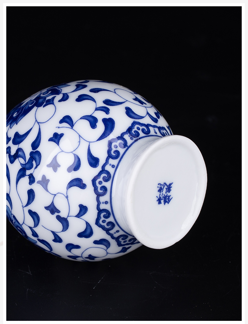 Blue and white ceramics, antique jingdezhen Blue and white mini floret bottle of flower tea accessories desktop small place