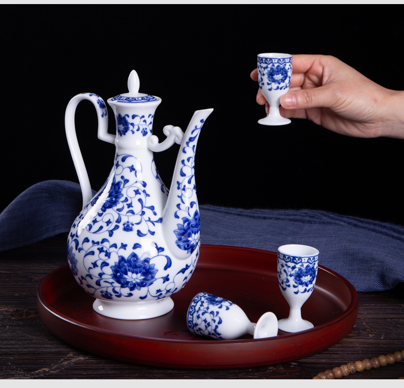 , wine suits for domestic Chinese blue and white porcelain ceramics hip liquor cup. A small handleless wine cup goblet cups of black liquor