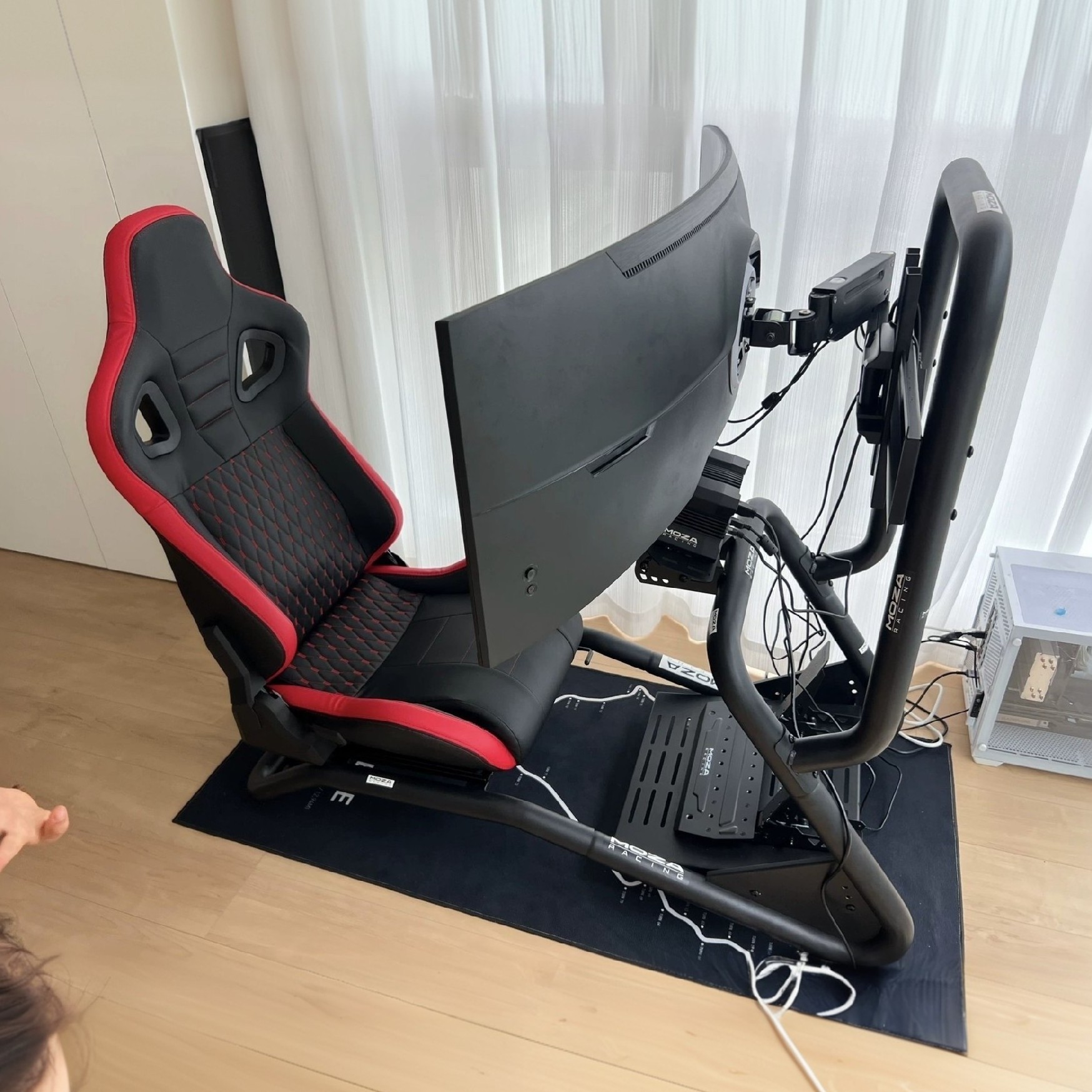 VRS模拟赛车游戏座椅支架是否适合你的PS5游戏室？红黑配色搭配显示器后部支架设计了解一下