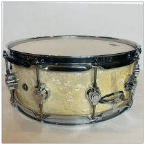 Second-hand snare drum DW American performer very new discolored by sunlight 14*5 5 maple