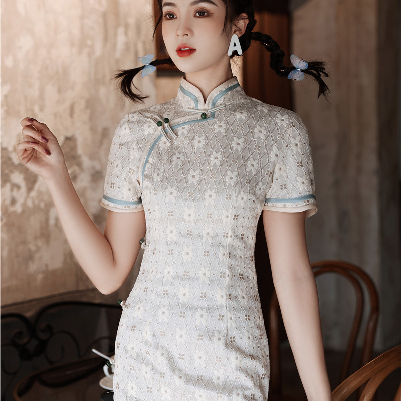 Long lace spring summer cheongsam, lightweight modern evening dress, mid-length Long lace spring summer cheongsam, lightweight modern evening dress, mid-length