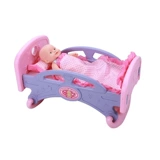 Милая игрушка, кроватка, кукла