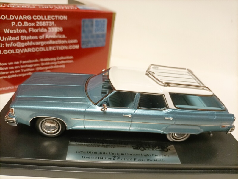 Goldvarg 1 43 Oldsmobile Cruiser 1976 Blue and White Model Car