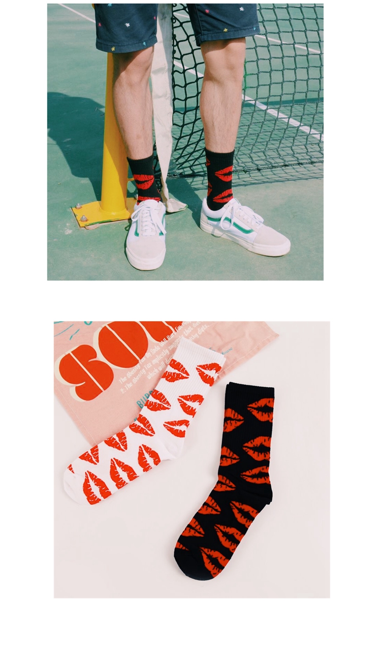 Hàn Quốc ulzzang gốc thời trang đường phố màu đen và trắng đỏ in đôi tất cotton ống đơn giản nam và nữ đôi vớ hoang dã tất cao cổ nam
