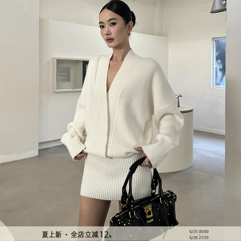 Venuie Is a Lazy and Sophisticated Knit Sweater Dress That Can Be Worn Outside or Layered with a Sweater, in a Creamy White Color, Suitable for Autumn and Winter, and Designed to Hug the Body