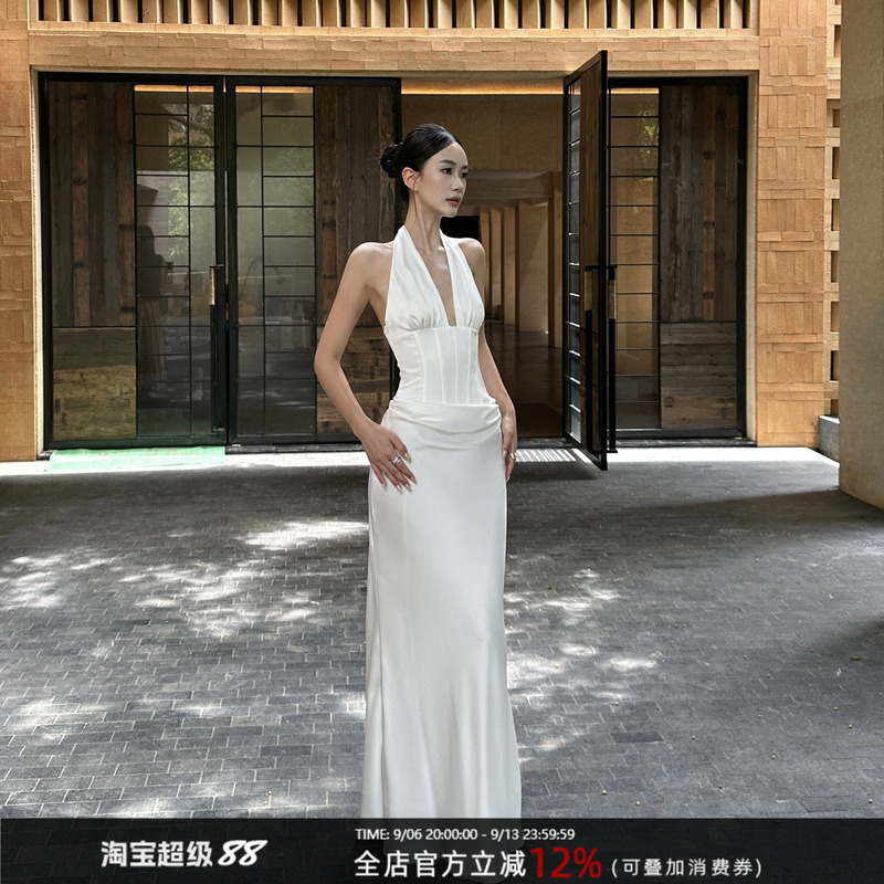 Venuie French-Style White Halter Neck Dress with V-Neck, Fishbone Satin, Unique Design, High-End Feel, Backless Long Dress