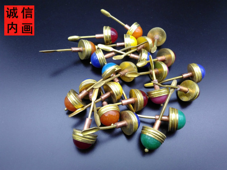 The copper spoon and lid with the inner painting are specially designed for snuff kettles. They are suitable for snuff kettles with a diameter of 21 millimeters and a capacity of 2.2 grams